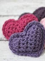 Modèle de coussin en forme de cœur au crochet – Décoration d'intérieur confortable à faire soi-même